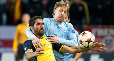 Malmö FFs Emil Forsberg i kamp om bollen mot en av Atléticos spelare.
Foto: Göran Barkfors/TT.