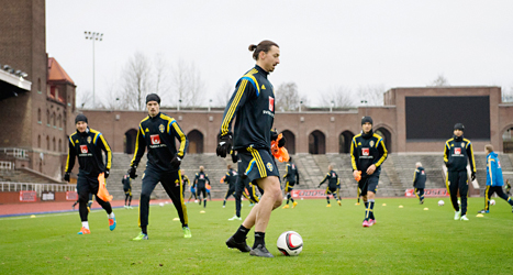 Zlatan och de andra i laget tränar inför matchen mot Montenegro.
Foto: Jessica Gow/TT