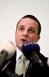 Danska säkerhetspolisen stoppade grep åtta människor i tisdags. De är misstänkta för att ha planerat ett teroristdåd. Jakob Scharf på bilden är chef för säkerhetspolisen. Foto: Jens Panduro/AP Photo
