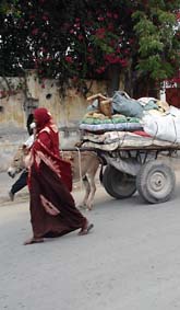 Människor som bor i staden Mogadishu i Somalia flyr från sina hem. Foto:Farah Abdi Warsameh/Scanpix