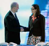 Fredrik Reinfeldt och Europaminister Cecilia Malmström skakar hand efter att ha skrivit på EU-fördraget. Foto: Armando Franca/Scanpix