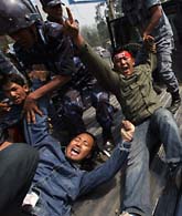 På många ställen i världen vill människor att Tibet ska bli ett fritt land. Här demonstrerar tibetaner som bor i Nepal. Foto: Saurabh Das