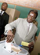 Robert Mugabe röstar i Zimbabwe. Foto: Tsvangirayi Mukwazhi/Scanpix