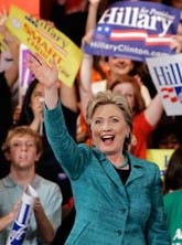 Hillary Clinton jublar efter segern i prov-valet. Foto: Carolyn Kaster/Scanpix