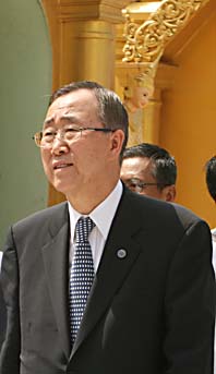 FN-chefen Ban Ki-Moon i Burma. Foto: AP/Scanpix