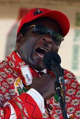 Robert Mugabe tänker hålla val på fredag trots att FN inte vill det. Foto: Tsvangirayi Mukwazhi/Scanpix
