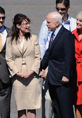 Sarah Palin och John McCain ställer upp i valet i USA i höst. Foto: Susan Walsh/Scanpix
