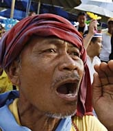 En thailändsk man protesterar mot premiärministern. Foto: Ed Wray/AP Photo.