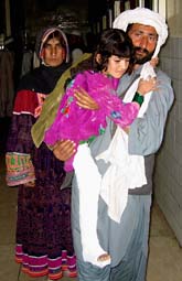 Pakistanska föräldrar bär en dotter som skadades i jordbävningen. Foto: Shah Khalid/Scanpix.