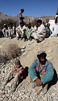 Människor i Pakistan väntar på att få filtar att värma sig med efter jordbävnignen. Foto: Shakil Adil/Scanpix.