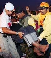 Fyra demonstranter skadades av en bomb på flygplatsen i Bangkok. Foto: Sakchai Lalit/Scanpix.