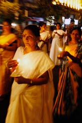 Människor i Bombay har tänt ljus för att hedra alla som dödades av terroristerna. Foto: Saurabh Das/Scanpix