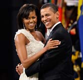 Efter sitt tal besökte Barack Obama och hans fru Michelle tio olika baler i Washington. Foto: Charlie Neibergall/Scanpix.