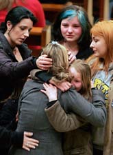 Elever tröstar varandra utanför kyrkan i Winnenden. Foto: Michael Probst/Scanpix