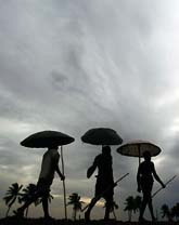 Bybor iutanför staden Bhubaneswar i Idnien söker skydd mot ovädret. Foto: AP/Biswaranjan Rout/Scanpix