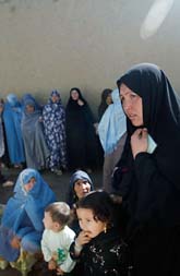 Kvinnor väntar på att  få rösta i valet i Afghanistan. Foto: David Guttenfelder/AP/Scanpix
