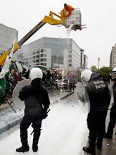 Bönder i Bryssel hälde ut mjölk på gatan för att protestera mot EU. Foto: Yves Logghe/AP/Scanpix