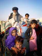 Människorna flyr från talibanernas område i Pakistan. Foto: Ishtiaq Mahsud/Scanpix
