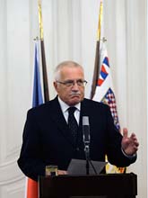 Tjeckiens president skrev till sist under lagarna. Foto: Petr David Josek/Scanpix