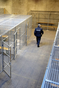 En dansk polis förbereder en byggnad där hundratals demonstranter kan låsas in. Foto: Tariq Mikkel Khan/AP/Scanpix