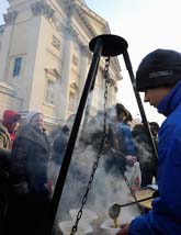 Hemlösa människor får ett mål mat i staden Warzawa i Polen. Kylan har dödat 40 människor i Polen. Många av dem var hemlösa. Foto: AP Photo/Scanpix
