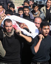 Människor i Gaza begraver mannen som dödades vid attacken. Foto: Adel Hana/Scanpix