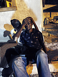 En man tröstar sin svåger som miste sin familj i jordbävningen. FOTO: Gerald Herbert/AP Photo