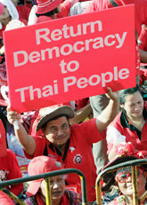 Massor av människor protesterar på gatorna i Bangkok. Foto: Sakchai Lalit/Scanpix