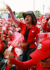 Arga demonstranter i Thailand. Foto: Apichart Weerawong/AP/Scanpix
