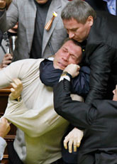 Politikerna bråkar i Ukrainas parlament. Foto: Efrem Lukatsky/Scanpix