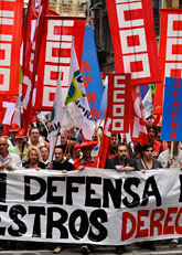 Spanjorer demonstrerar mot sänkta löner. Foto: Alvaro Barrientos/Scanpix