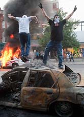 Demonstranter bråkade med poliser och förstörde bilar och affärer. Foto: Scanpix