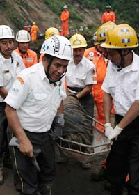 Omkring hundra människor kan ha dött i jordskred utanför Guatemala City. Foto: Moises Castillo/Scanpix