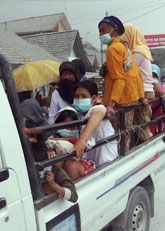 Människor flyr undan vulkanutbrottet från berget Merapi i Indonesien. Foto: Trisnadi/AP/Scanpix