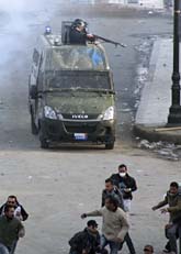 Det är bråk mellan demonstranter och poliser i Egypten. Foto: AP/Scanpix