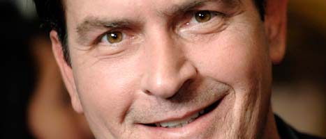 Charlie Sheen tvingas sluta. Foto: Chris Pizzello/Scanpix