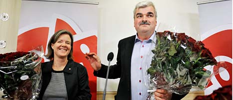 Håkan Juholt visar upp sig för journalisterna tillsammans med Carin Jämtin som väntas bli vald till ny partisekreterare. Foto: Tomas Oneborg/Scanpix