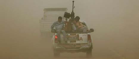 Rebeller på väg bort från staden Ajdabiya som Gaddafis soldater tagit tillbaka. Foto: AP/Nasser Nasser/Scanpix