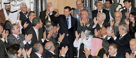 President Assad möttes av jublande människor när han kom till parlamentet. Han gav inga löften till dem som vill ha demokrati i landet. Foto: AP/Sana/Scanpix