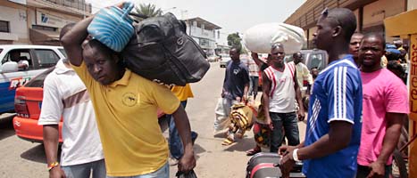 Människor flyr från staden Abidjan för att komam undan striderna. Foto: Emanuel Ekra/Scanpix