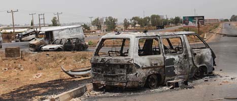 Uppbrända bilar är spår som syns efter striderna i Nigeria. Foto: Sunday Alamba/Scanpix