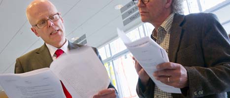 Domaren Mats Sjösten tittar i sina papper. Foto: Björn Larsson Rosvall/Scanpix
