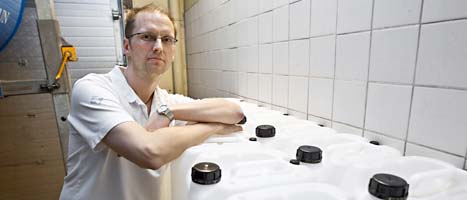Kent Sterner på Skellefteå lasarett har laddat upp med många dunkar rent vatten. Foto: Scanpix