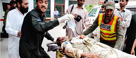 Fler än hundra människor skadades av bomben i Pakistan. Foto: Scanpix