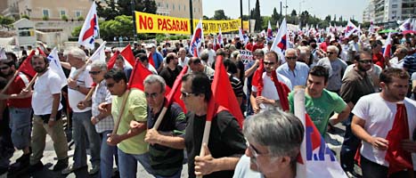 Greker protesterar mot regeringens sparande. 
Foto. Lefteris Pitarakis/Scanpix