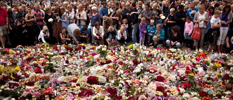 Terrordåden kom som en chock för Norge och för världen. Här samlas människor i Oslo för att hedra de döda med blommor. FOTO: Emilio Morenatti/Scanpix