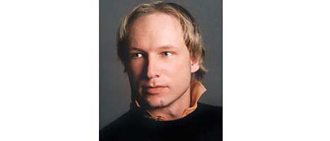 Anders Behring Breivik greps av polis efter skjutningen på Utöya. Han sågs också tidigare utanför regeringskansliet före bomben exploderade. Han är gripen för båda brotten. FOTO: Scanpix