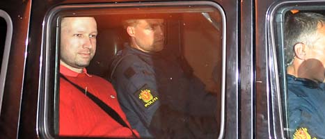 Anders Behring Breivik åker från domstolen efter häktningsförhandlingarna. FOTO: Jon-Are Berg-Jacobsen/Scanpix