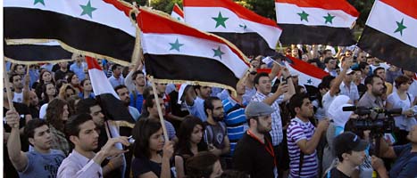 Människor protesterar mot Syriens ledare. Många av dem har blivit dödade eller fängslade. Foto: Muzaffar Salman/Scanpix