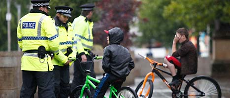 Poliser syns överallt i London för att stoppa nya bråk. Foto: Jon Super/Scanpix